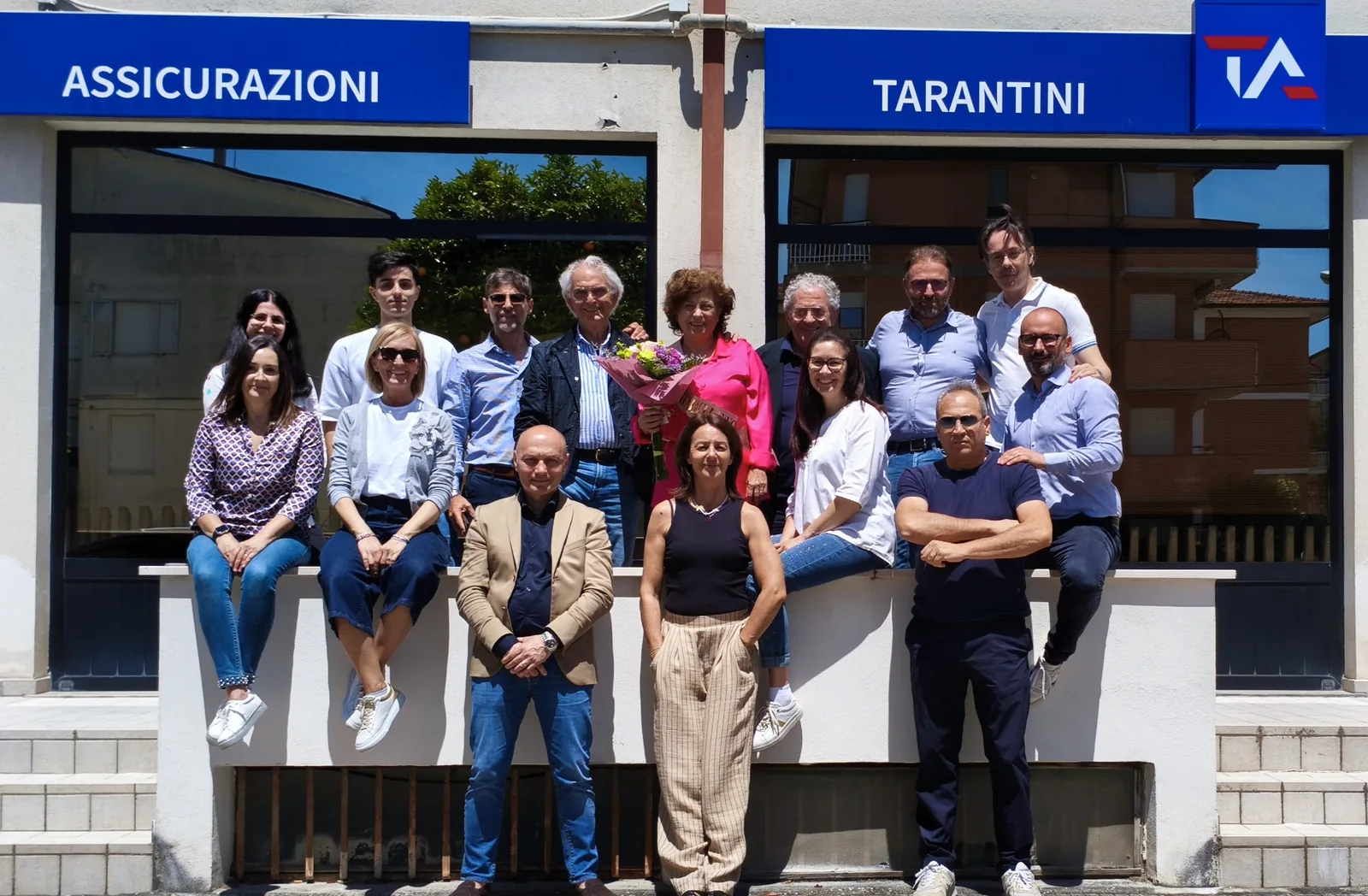 Il gruppo di Tarantini Assicura davanti alla sede di Porto San Giorgio